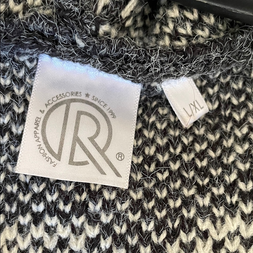 Gray Knit Long Vest with Patterned Trim - Picture 4 of 9